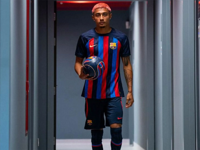 Julián Araujo ficha por tres temporadas y media con el Barcelona