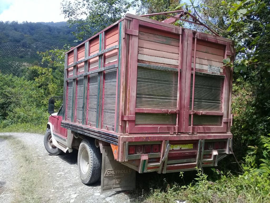 Abandonan camioneta con huachicol en Huauchinango