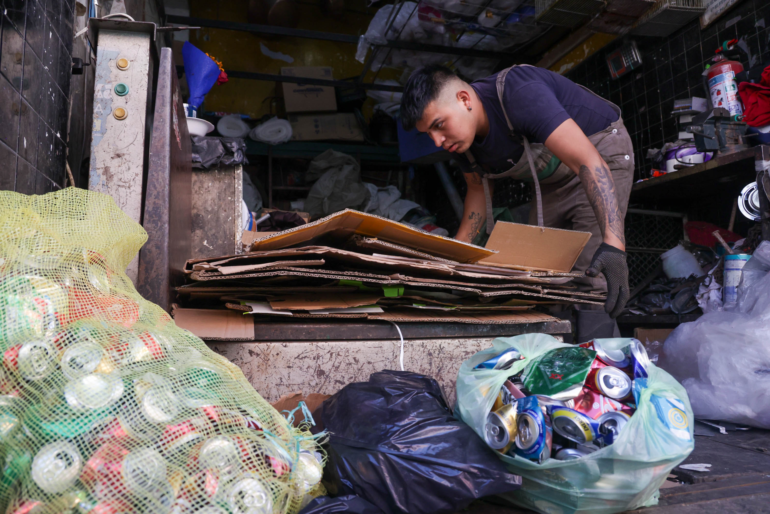 Cristian Gaona sobrevive como reciclador