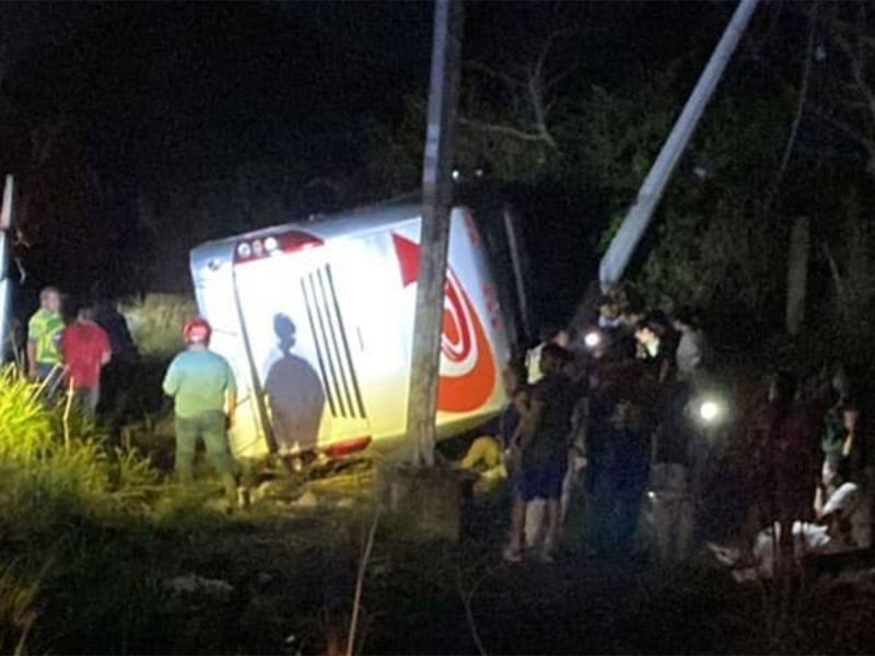 Se vuelca autobús en Veracruz con comparsas carnavaleras