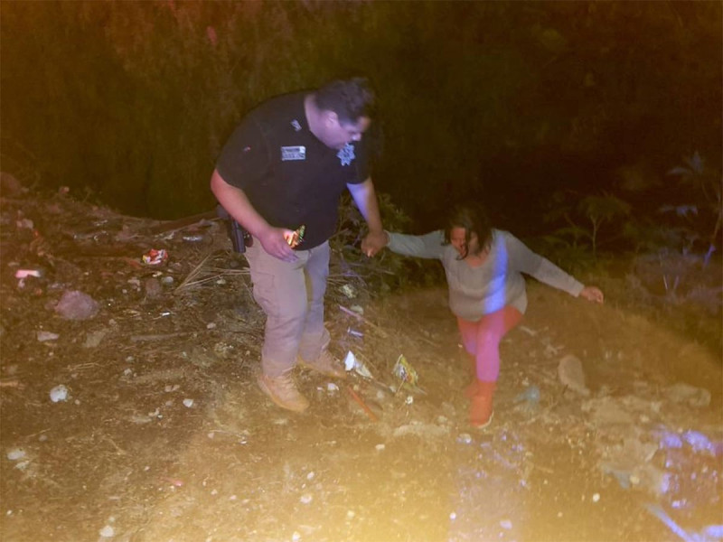 Sujeto plagia a su ex pareja y luego la avienta a las aguas negras