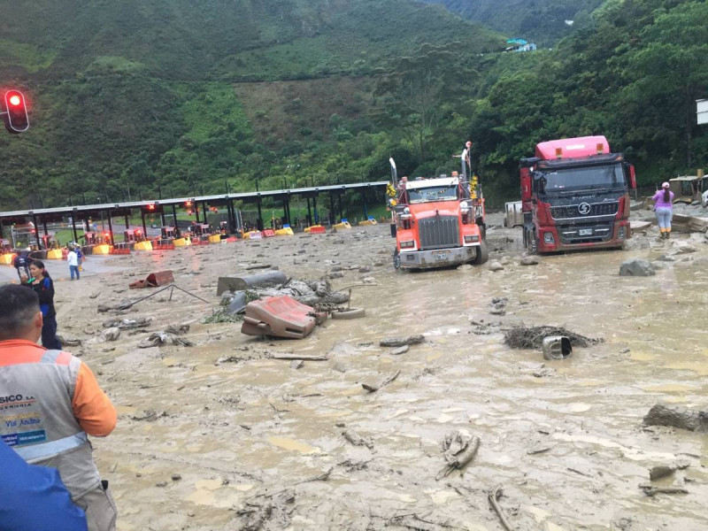 VIDEO Hay 8 muertos y 20 desaparecidos tras alud de tierra en Colombia