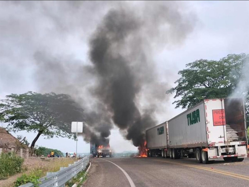 VIDEO Encapuchados incendian camiones en Chiapas