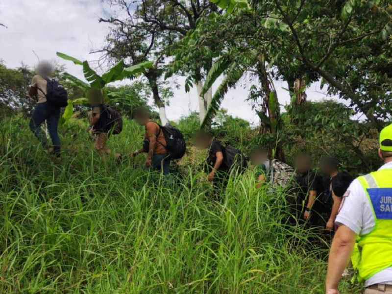 Dejan abandonados en autobús a 89 migrantes en Veracruz