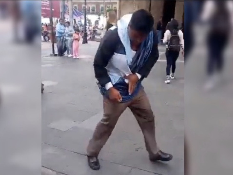 VIDEO: Hombre intenta prenderse fuego en Zócalo de la CDMX