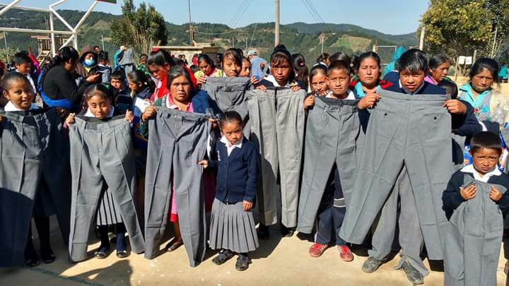 Otra vez dan uniformes con talla errónea a estudiantes de primaria en Ajalpan