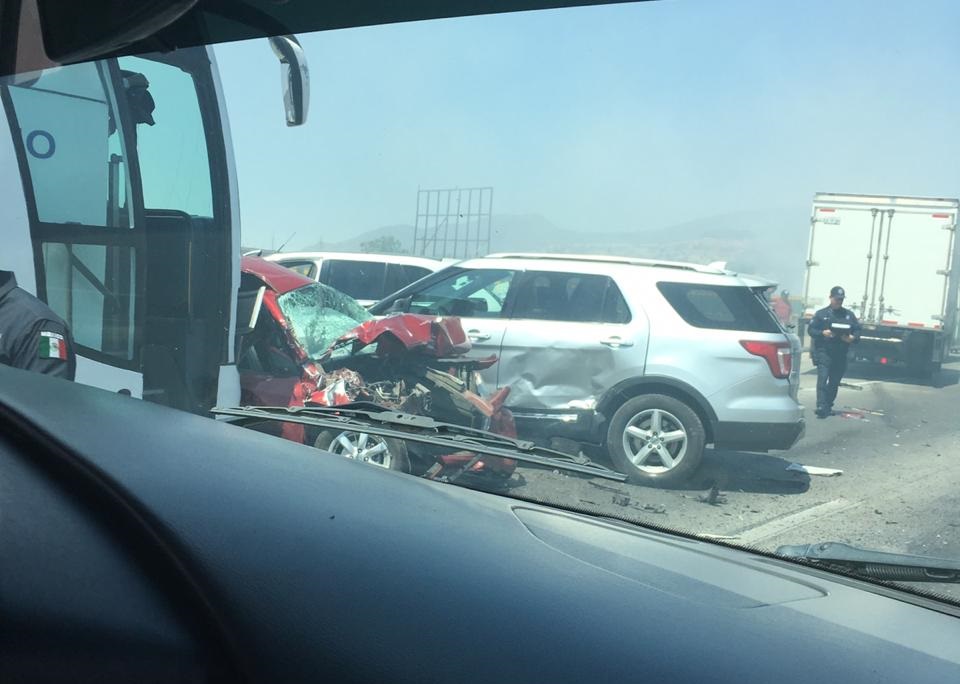 Carambola de 8 vehículos en la México-Puebla por incendio