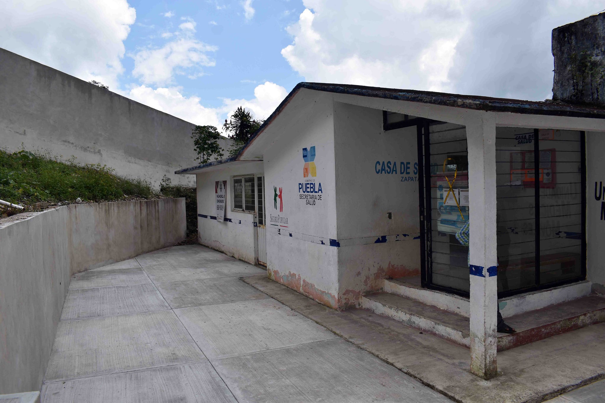 Construyen barda perimetral en clínica de Huitzilan 