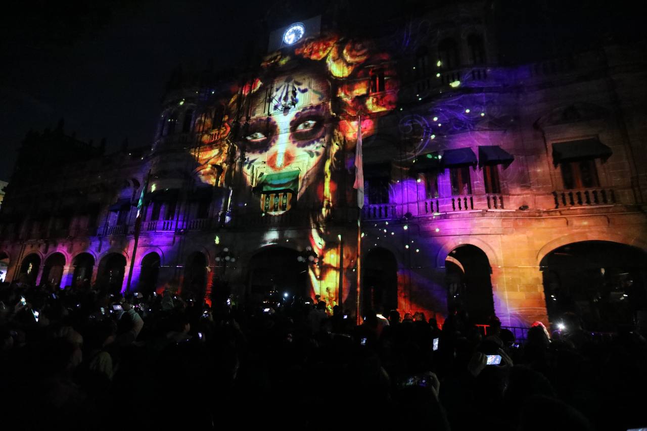 VIDEO Video mapping en Palacio Municipal de Puebla por Temporada de Muertos