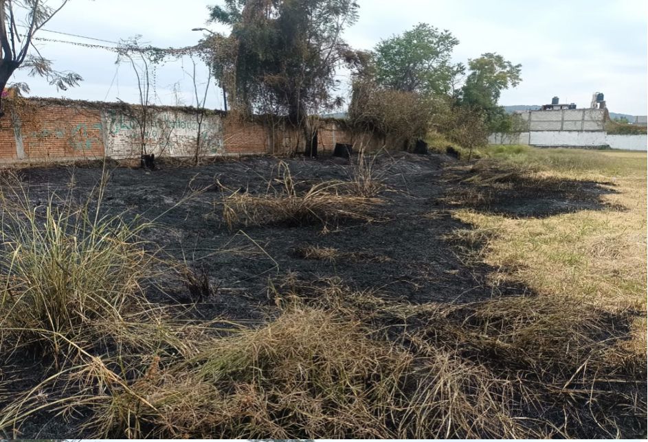 PC y Bomberos controlan fuego en el Plantel 12 de Izúcar de Matamoros