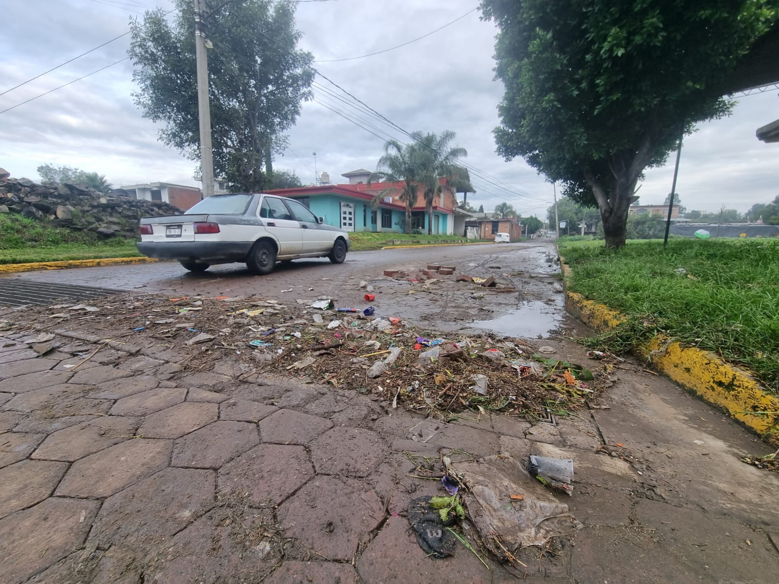 VIDEO Adoquín levantado y calles con basura, saldo tras inundaciones en Coronango