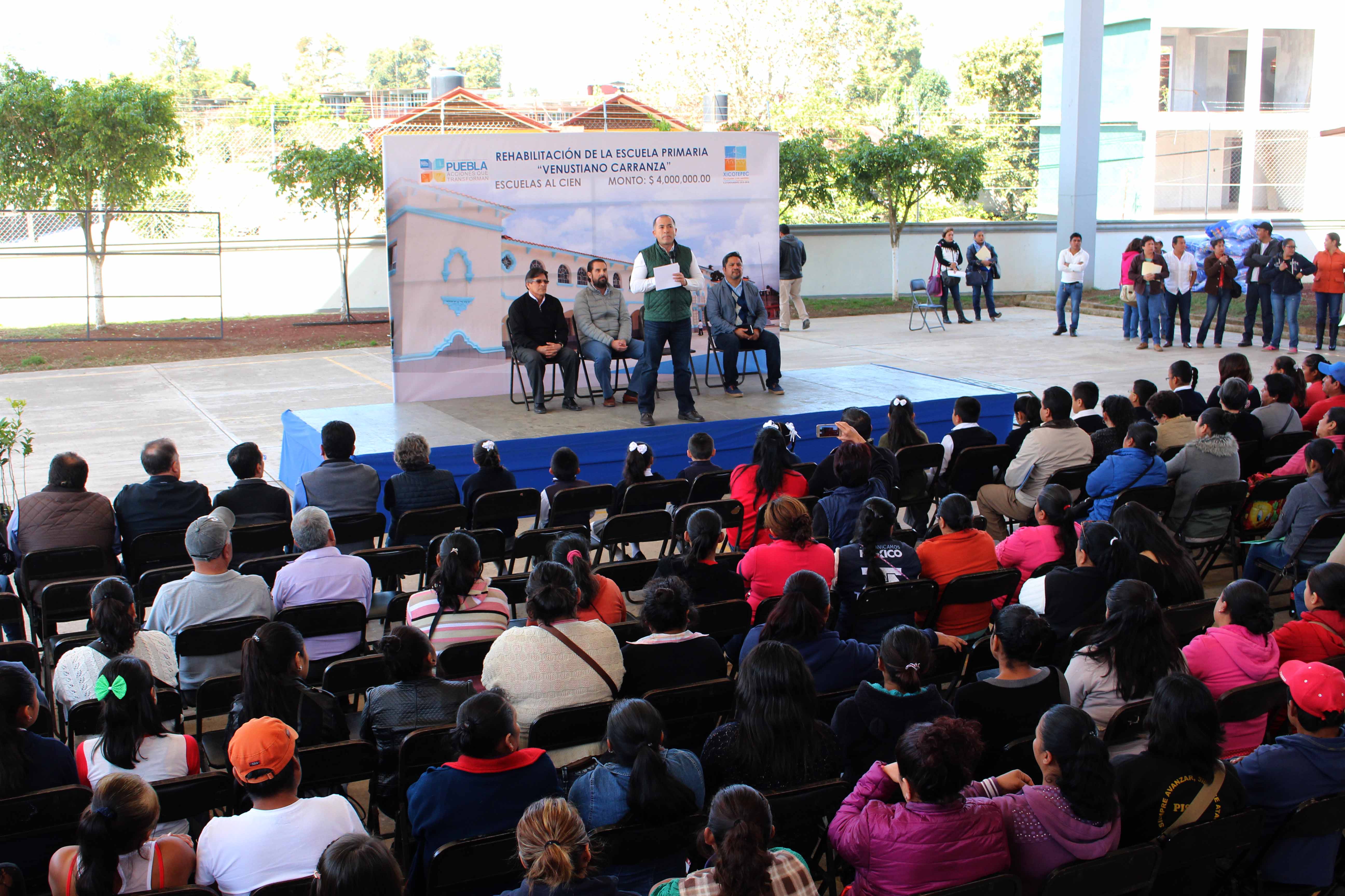 Inaugura edil de Xicotepec obras de infraestructura educativa por 9 mdp