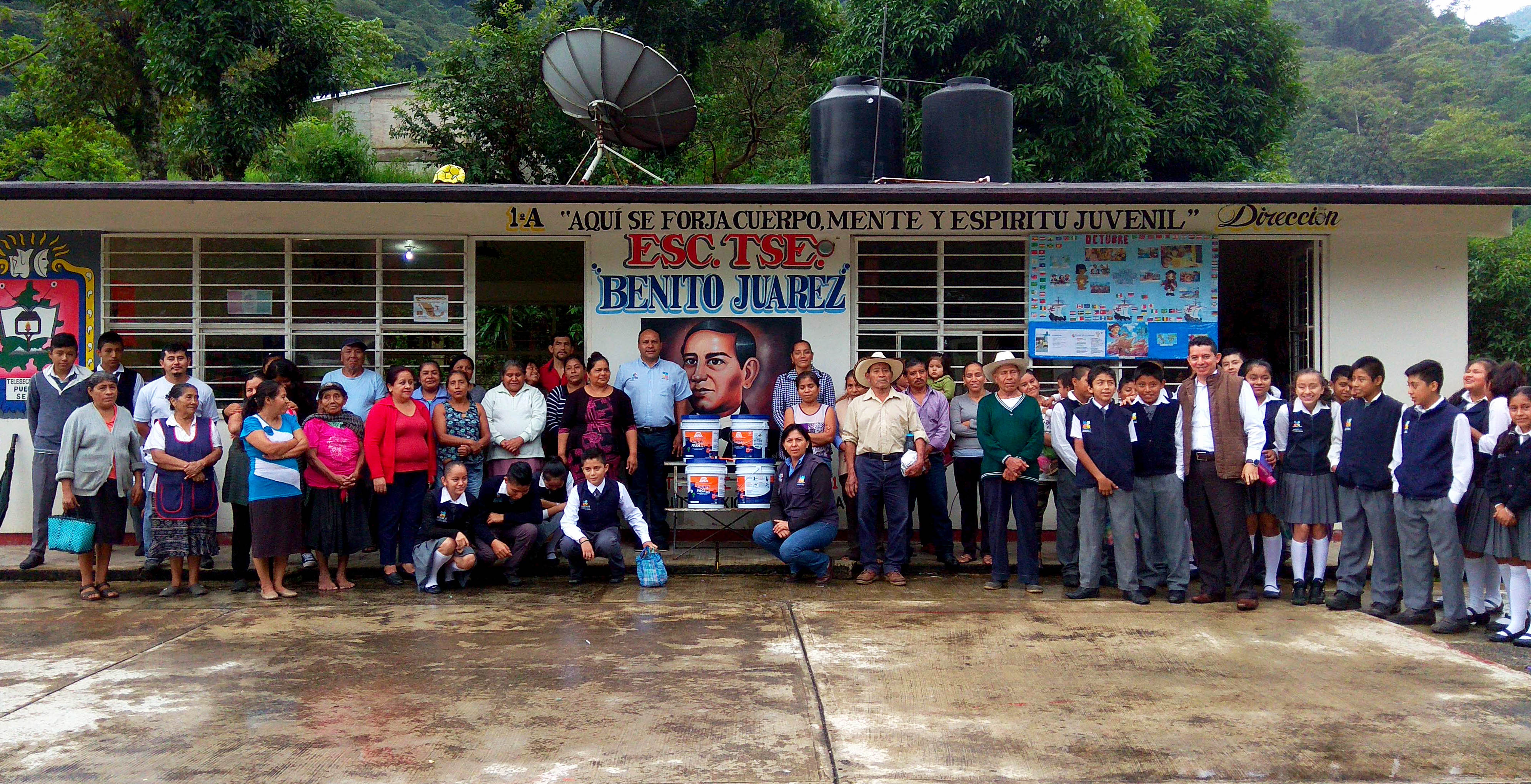 Juan Carlos Valderrábano sigue apoyando a la educación de Xicotepec
