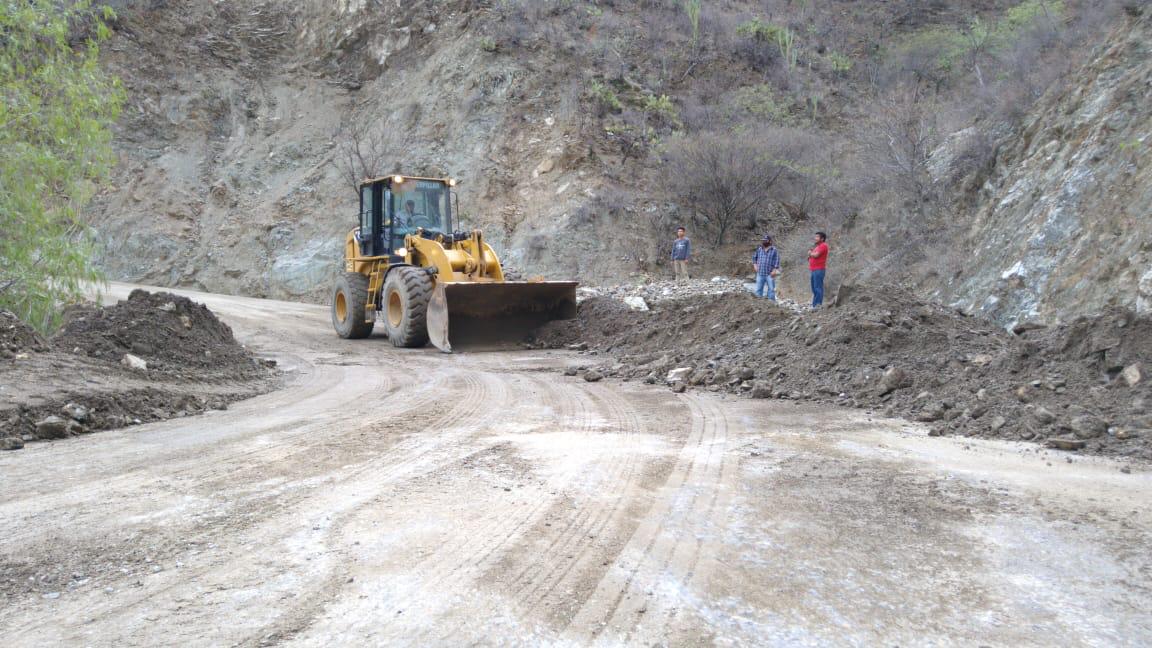 Tras deslaves por lluvias liberan carreteras y caminos de Coxcatlán
