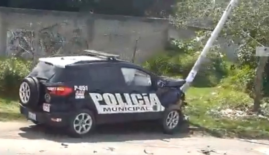 Policías municipales estrellan patrulla cerca de la Prepa Calderón