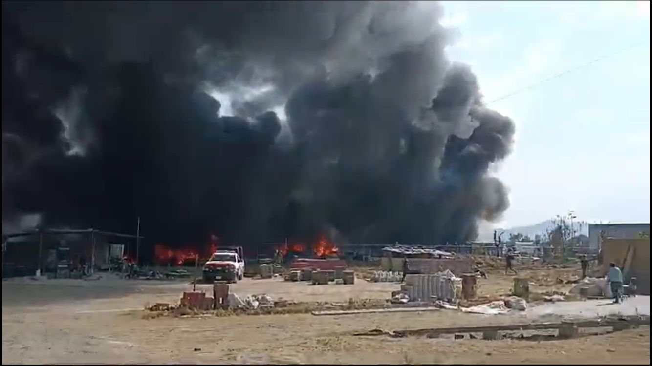 Arde corralón de vehículos en el municipio de Cuautlancingo