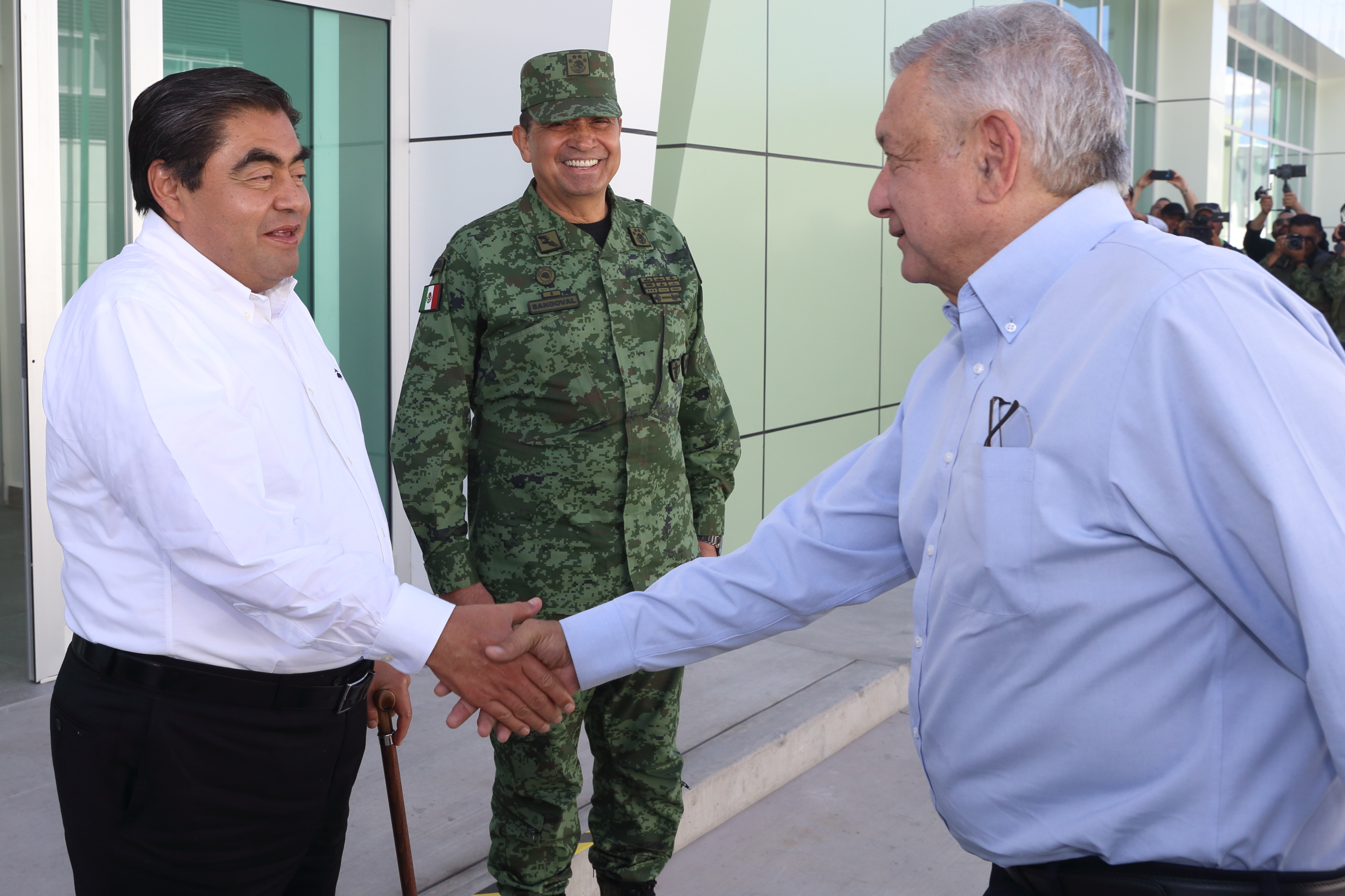 Supervisa López Obrador industria militar en Puebla