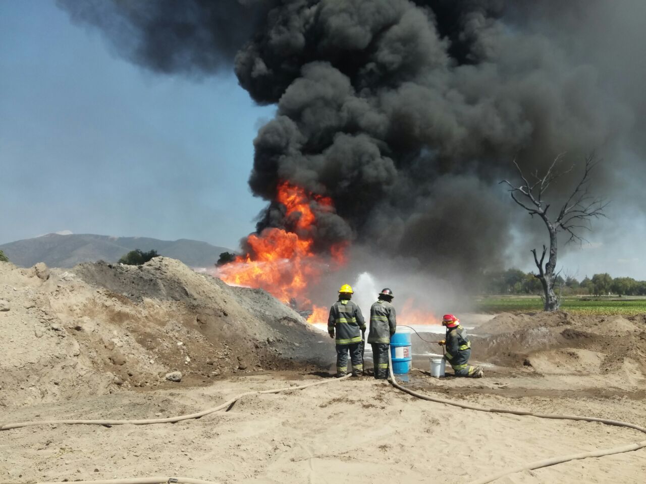 Arde ducto de Pemex por toma clandestina en Quecholac
