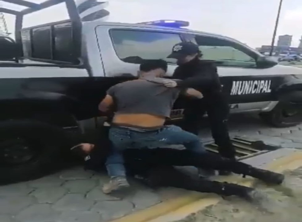 VIDEO Sujeto golpea a mujeres policías de San Andrés Cholula