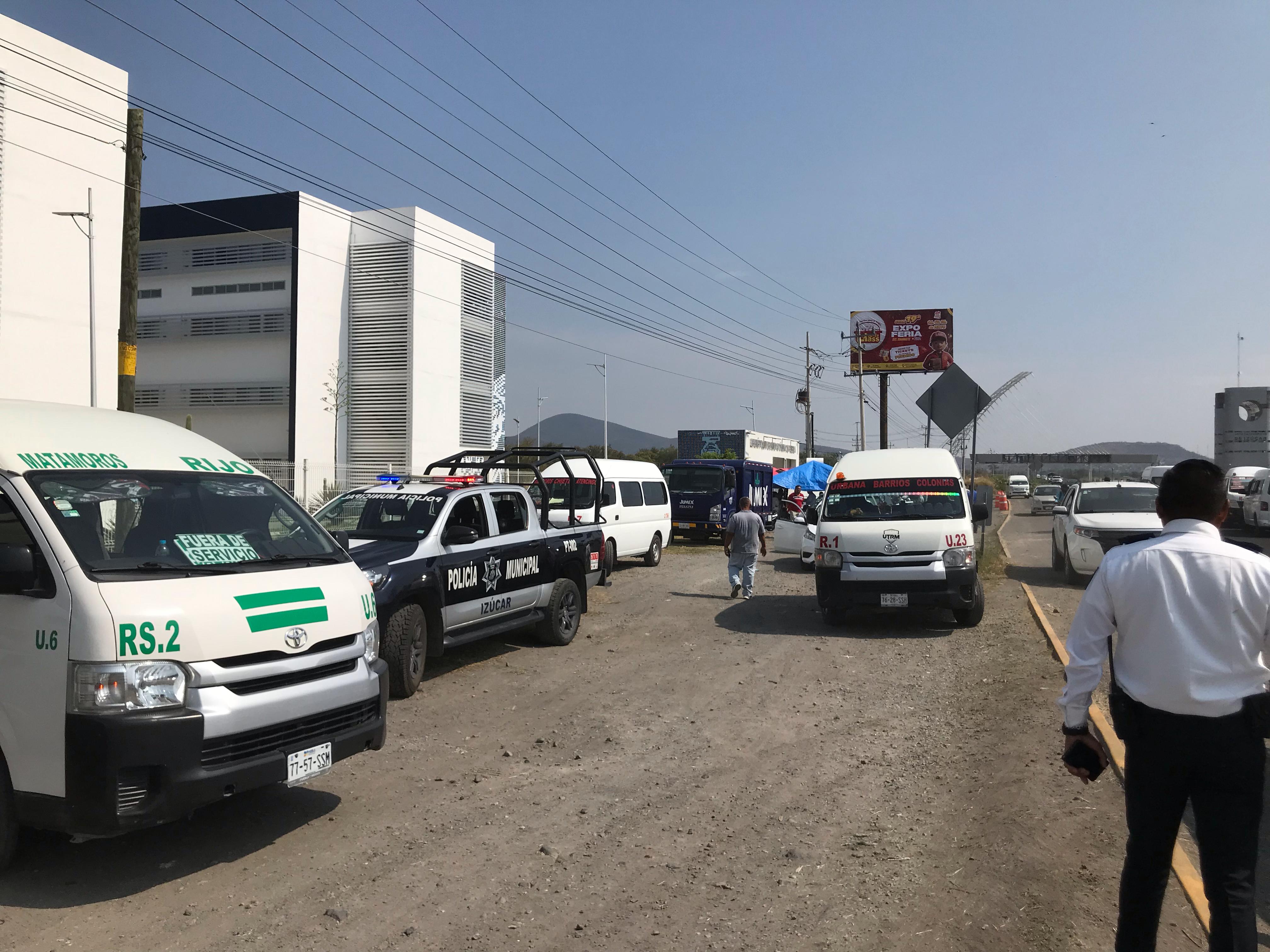 Unidades del transporte público de Izúcar mantienen paro debido a invasión de ruta