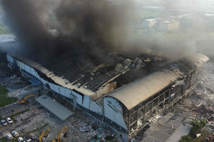 Se incendia fábrica en Taiwán con saldo de 100 heridos y 5 muertos