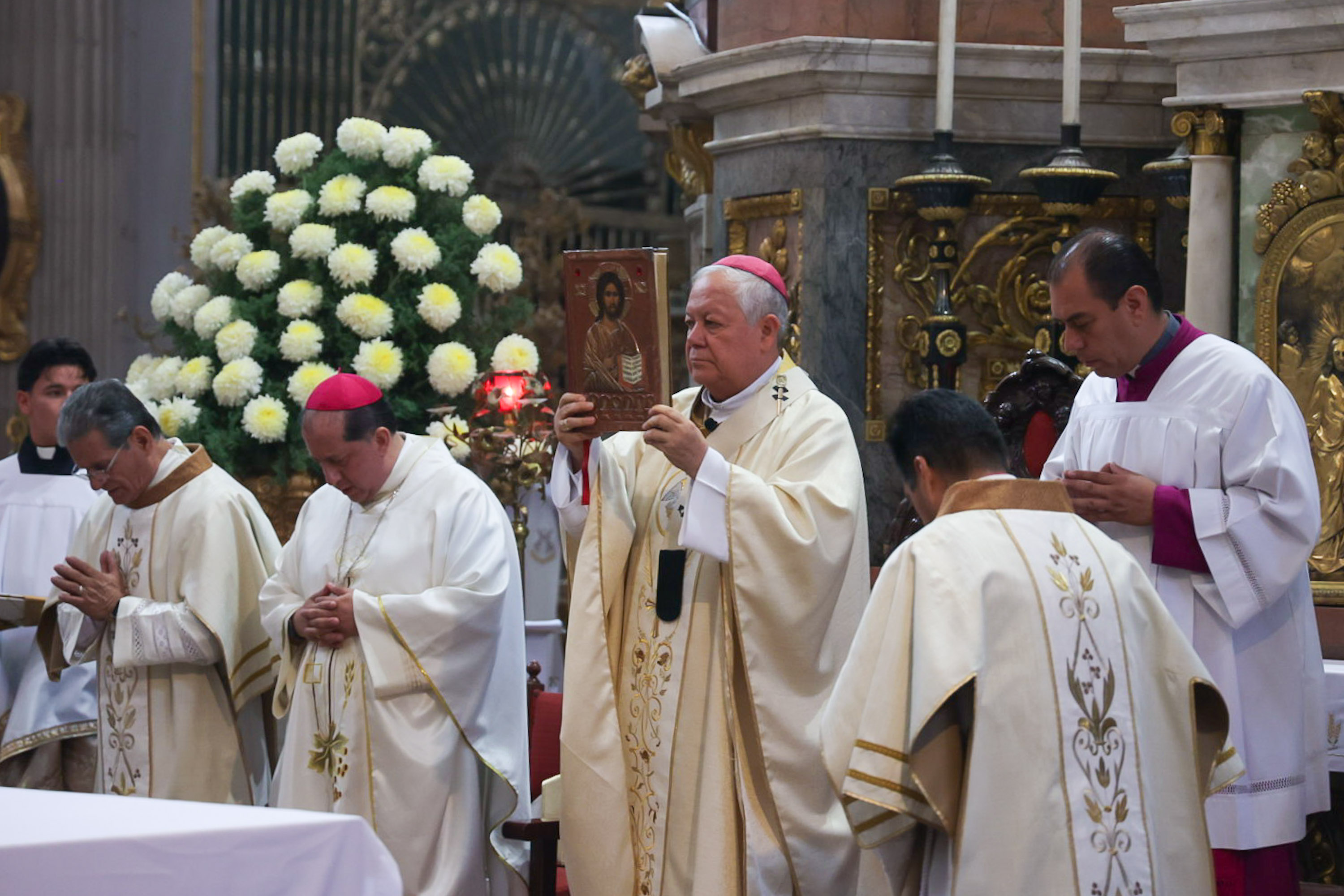 Poblanos celebran Corpus Christi en la Catedral de Puebla