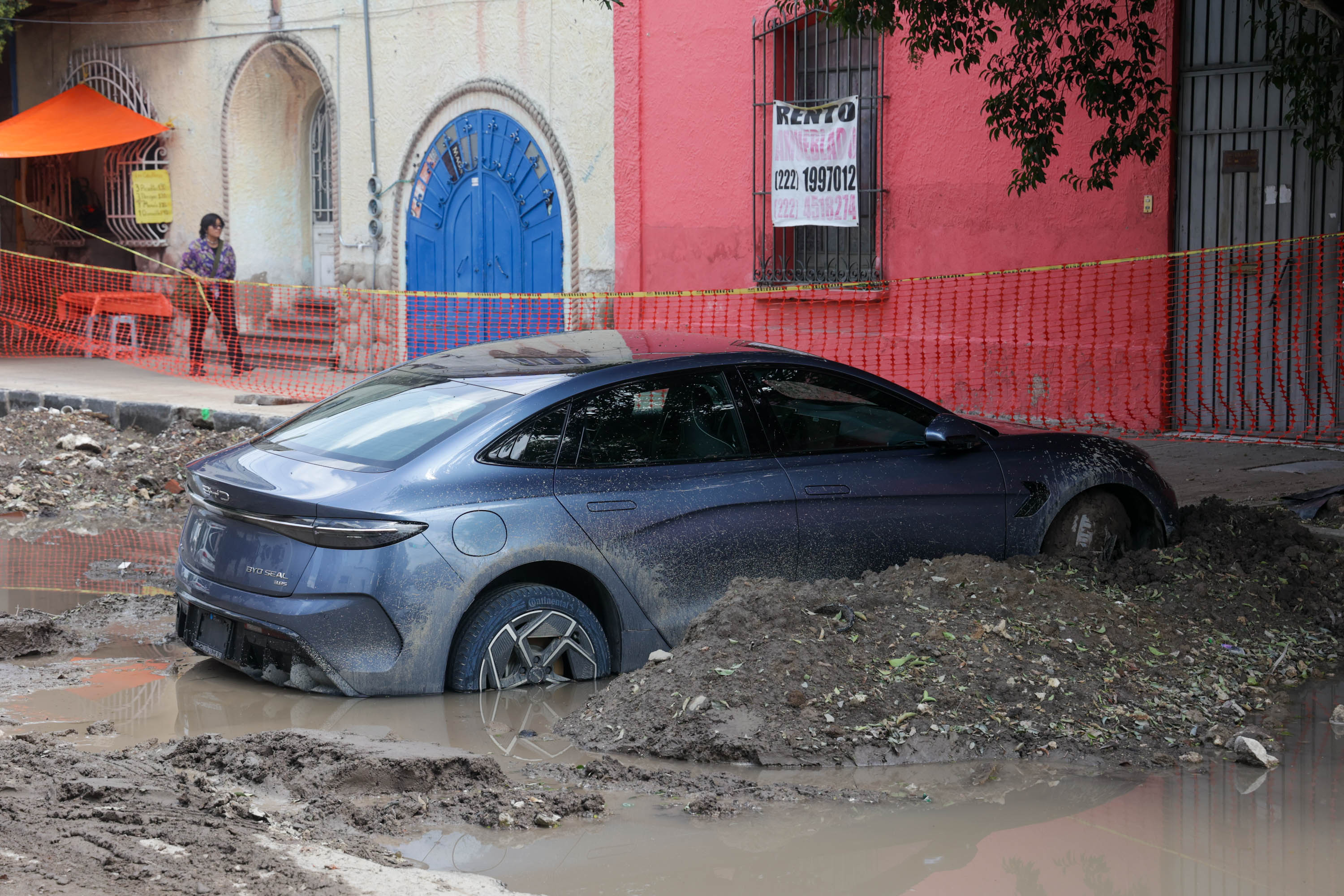 VIDEO Auto queda atascado por obras en la colonia Santiago