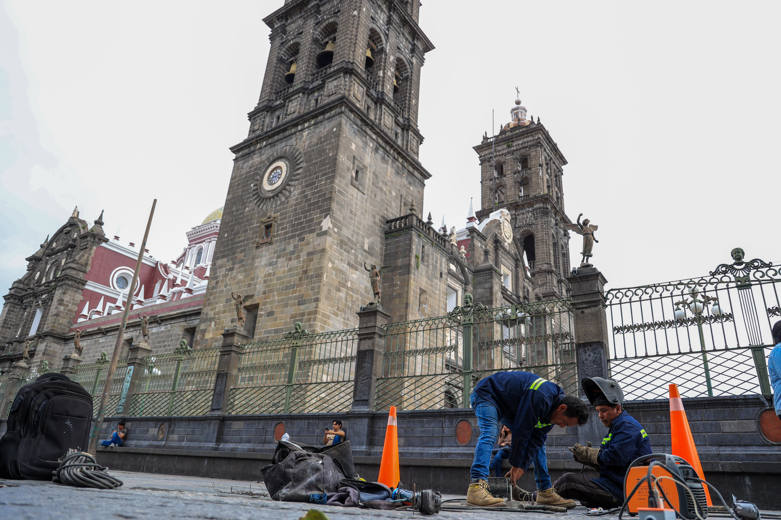VIDEO Fuentes en el zócalo de Puebla reciben mantenimiento
