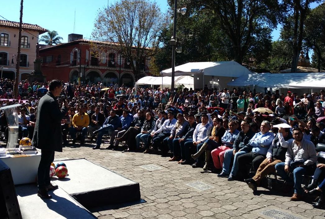 Adolfo Ríos imparte conferencia sobre valores en Huauchinango