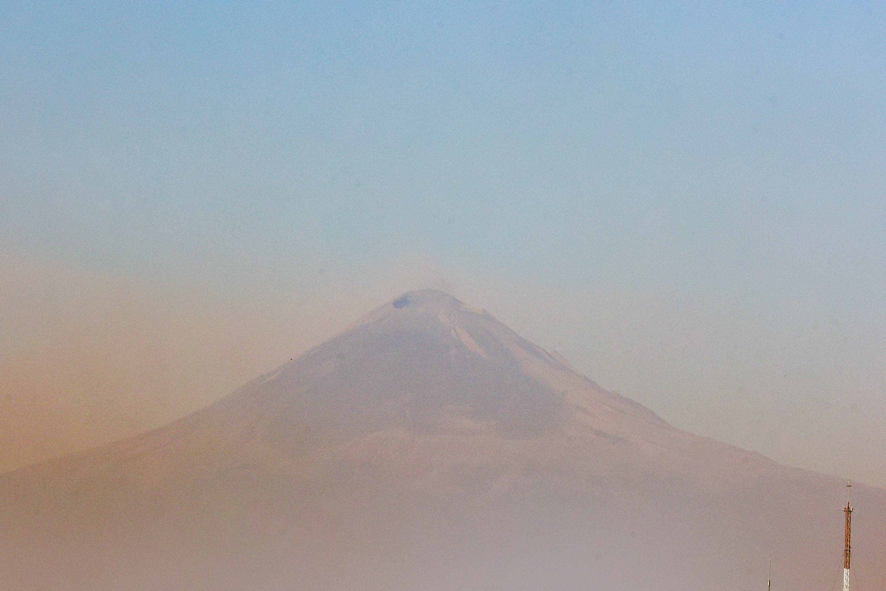 VIDEO Capa de ceniza impide visibilidad del volcán Popocatépetl