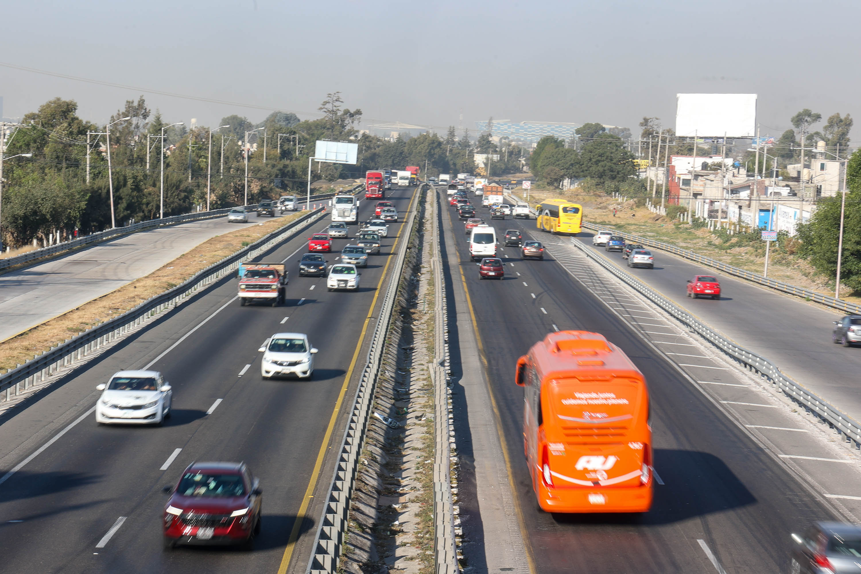 VIDEO Carga vehicular ligera sobre la Autopista México-Puebla