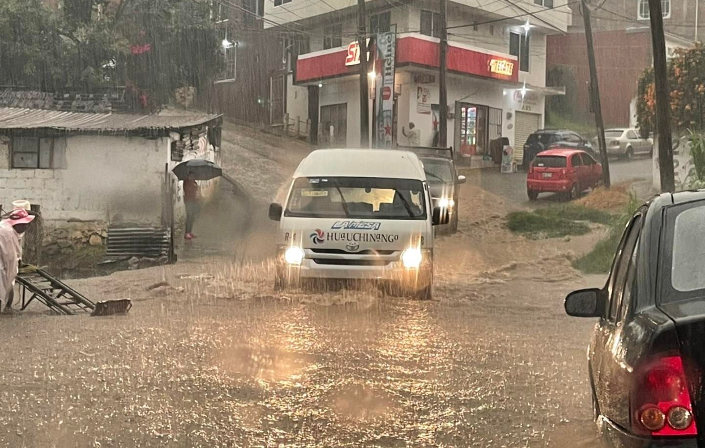 Sin luz y sin poder transitar por las calles quedó Huauchinango tras la lluvia