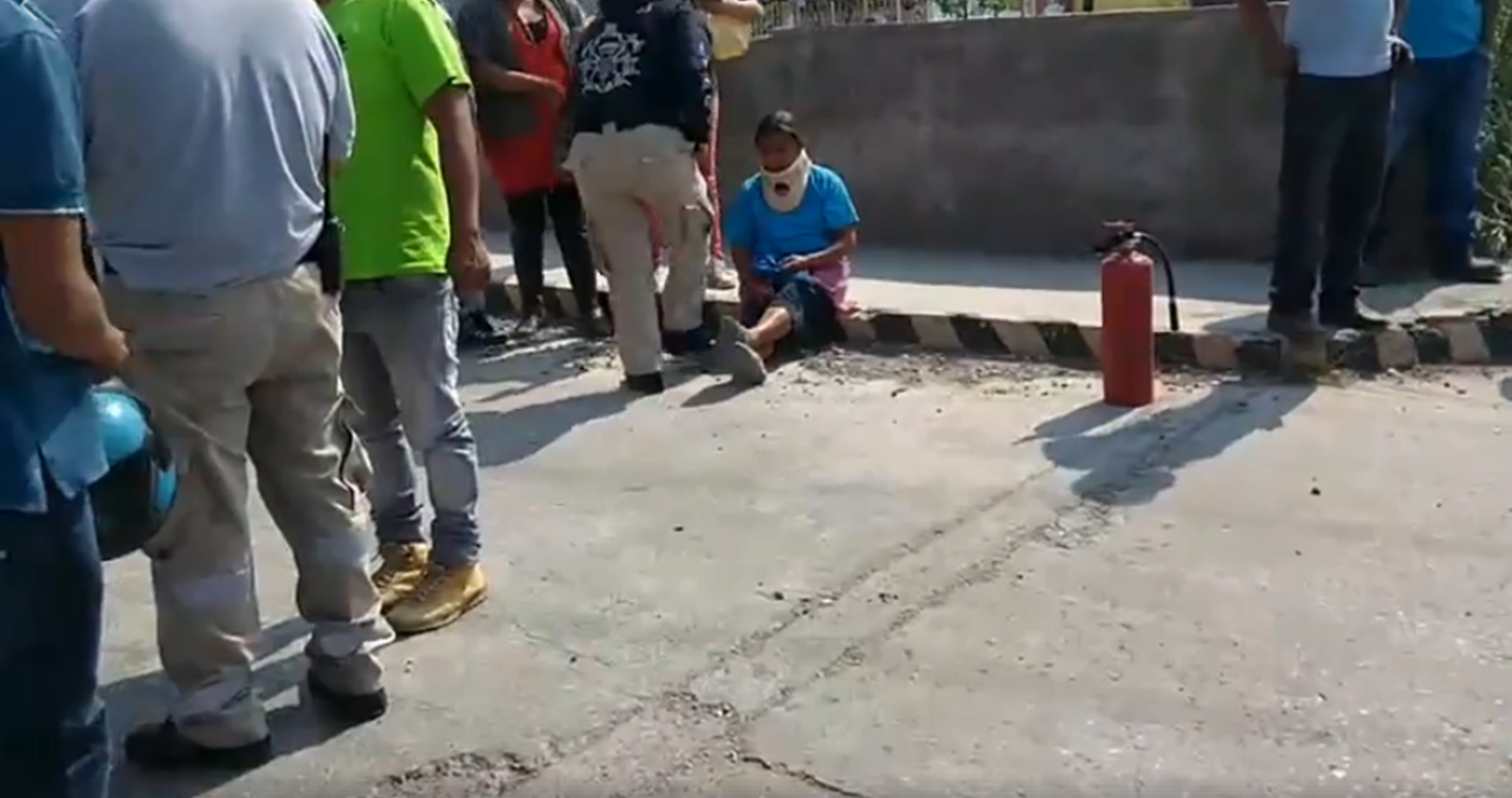 Chofer de Ruta 10 intenta rebasar y se vuelca en Tehuacán