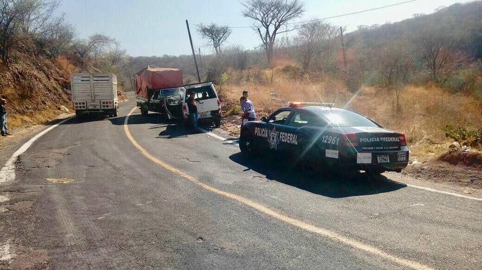 Choca vehículo del INE en la Mixteca; hay 5 heridos