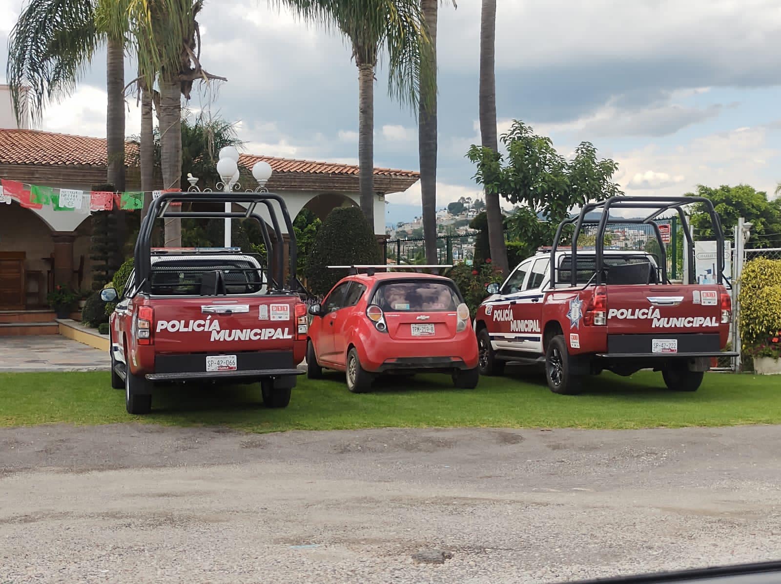 Captan a edil de Tepeojuma usando patrullas nuevas para ir a comer a restaurantes de Atlixco  