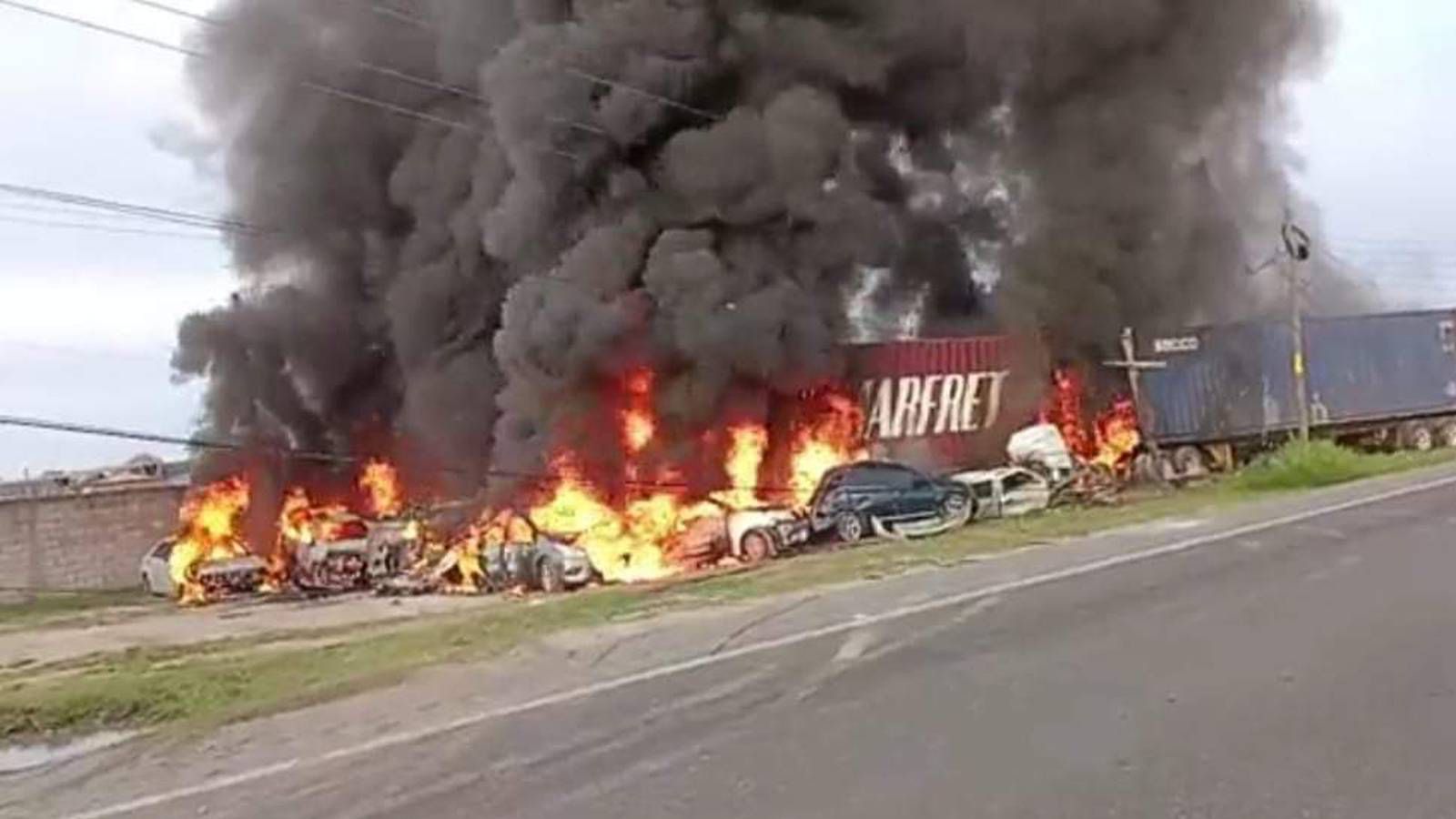  Aparatoso choque provoca tráiler se incendian 25 vehículos en Tabasco