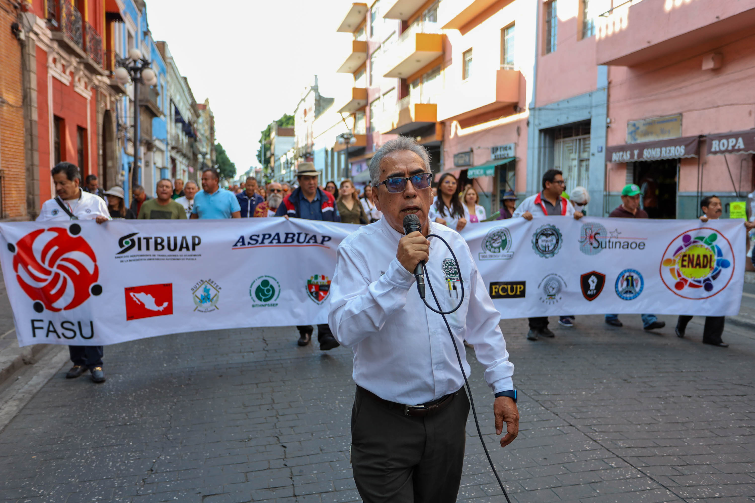 VIDEO Sindicato de Telefonistas marchan al Zócalo de Puebla