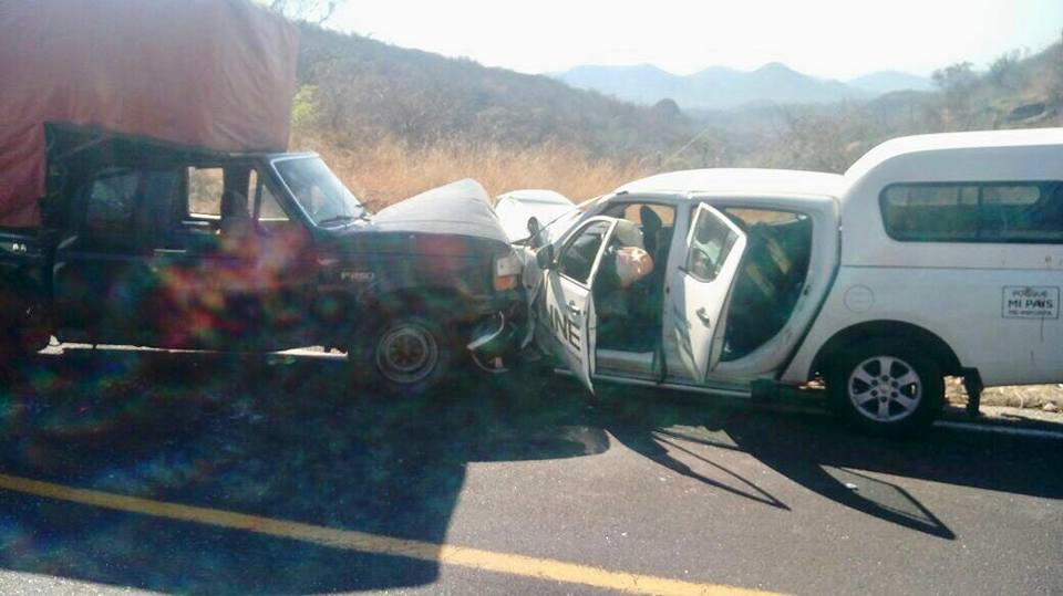 Choca vehículo del INE en la Mixteca; hay 5 heridos