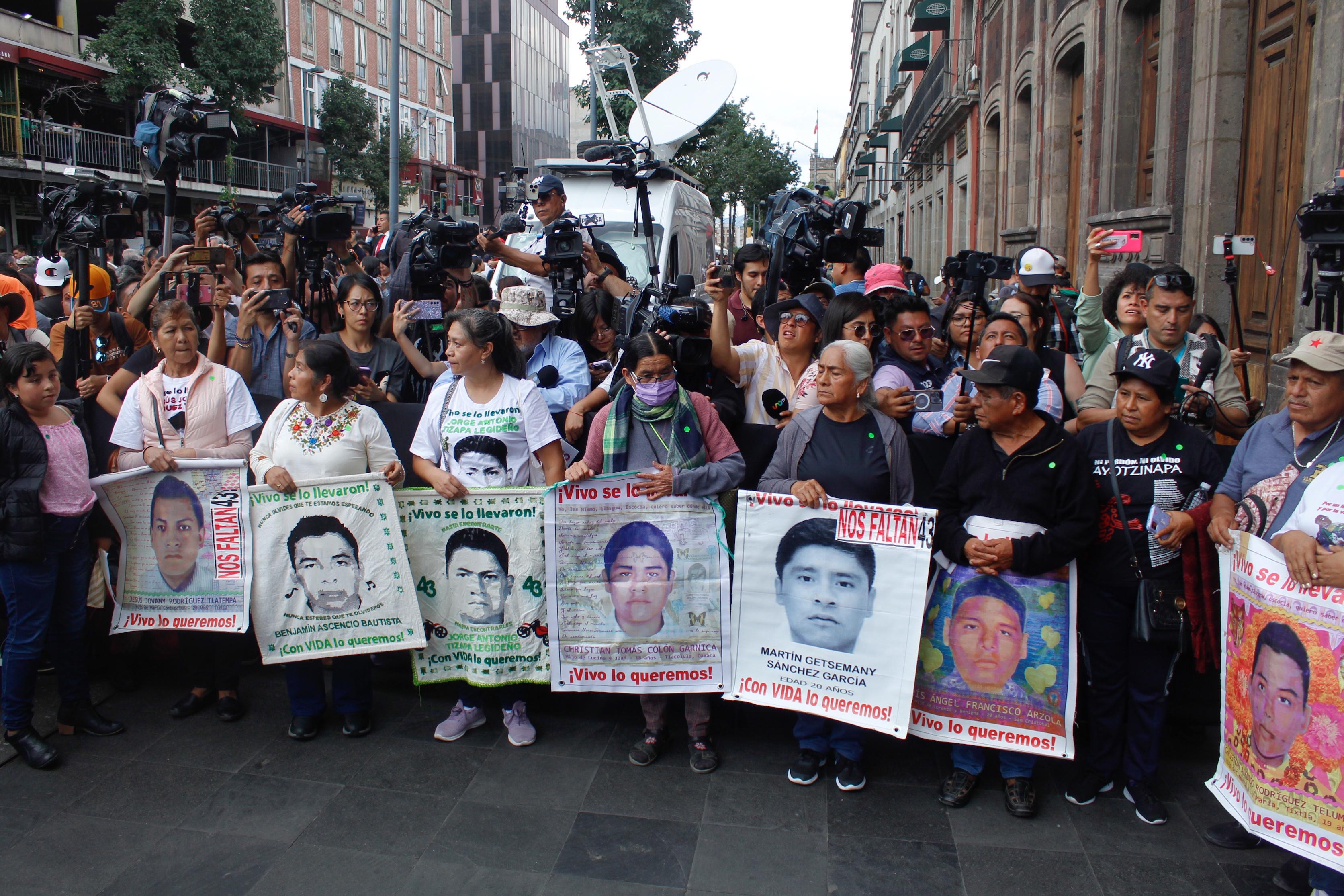 Dos reuniones más entre AMLO y padres de los 43 estudiantes de Ayotzinapa