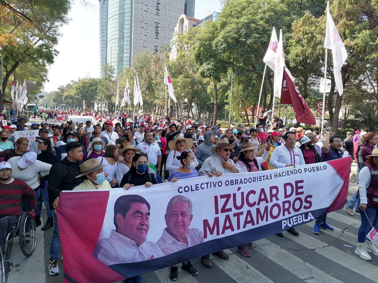 Alrededor de 500 izucarenses acudieron a marcha en apoyo a la 4T 