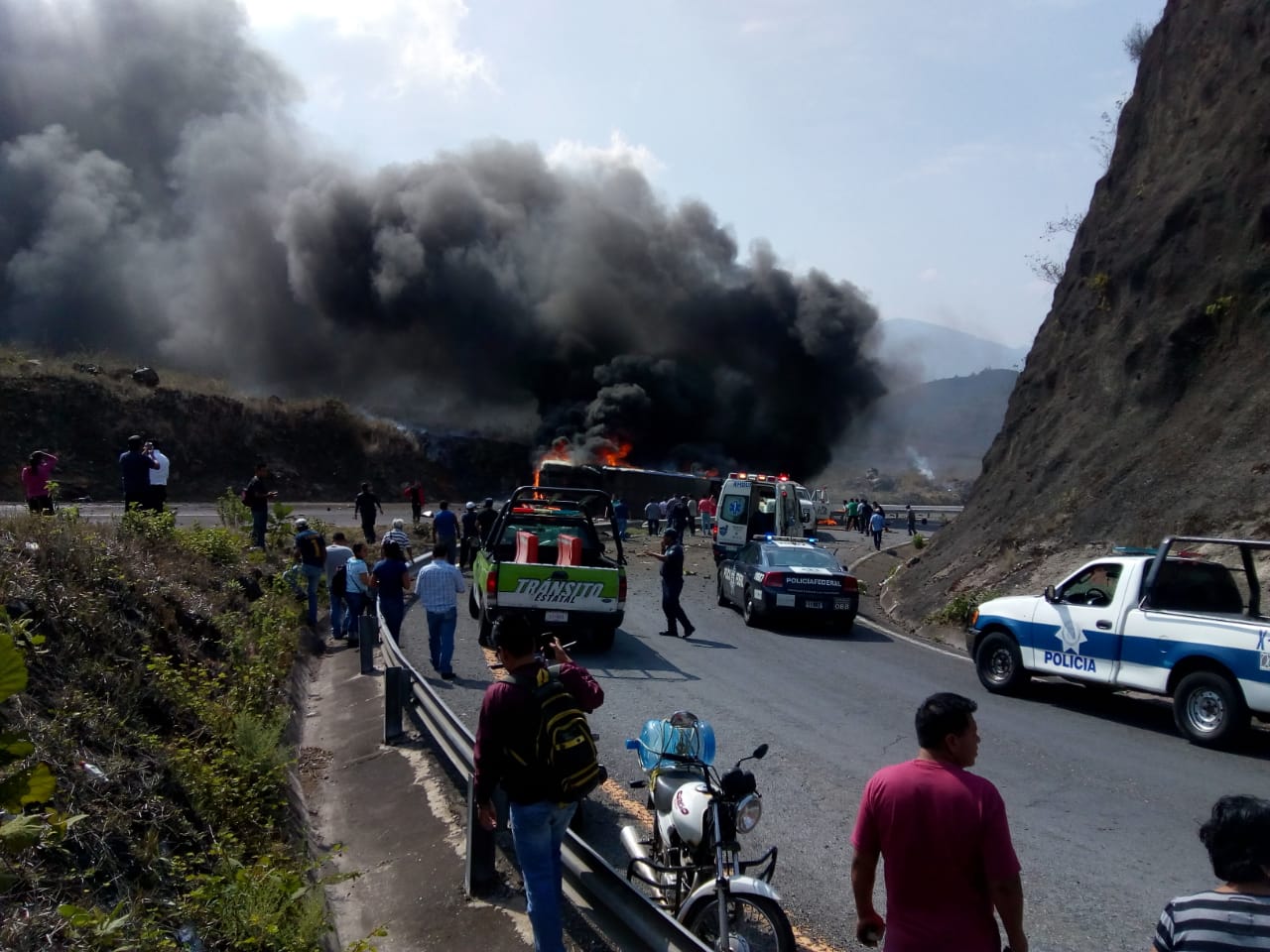 VIDEO Autobús se incinera en la Puebla - Orizaba; hay 21 muertos