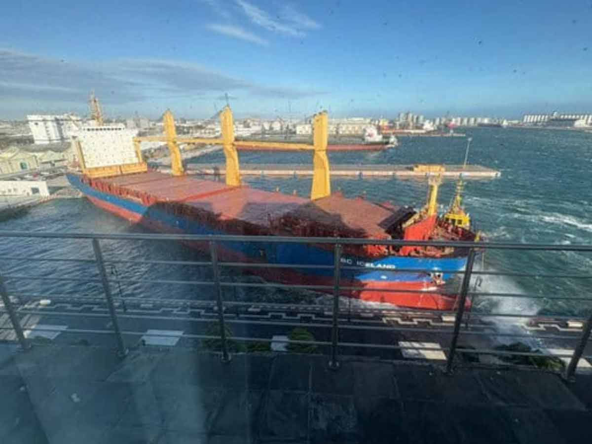 VIDEO Se impacta barco carguero contra muelle en el Puerto de Veracruz