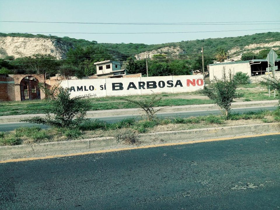 Aparecen pintas contra Barbosa en la Mixteca de Puebla