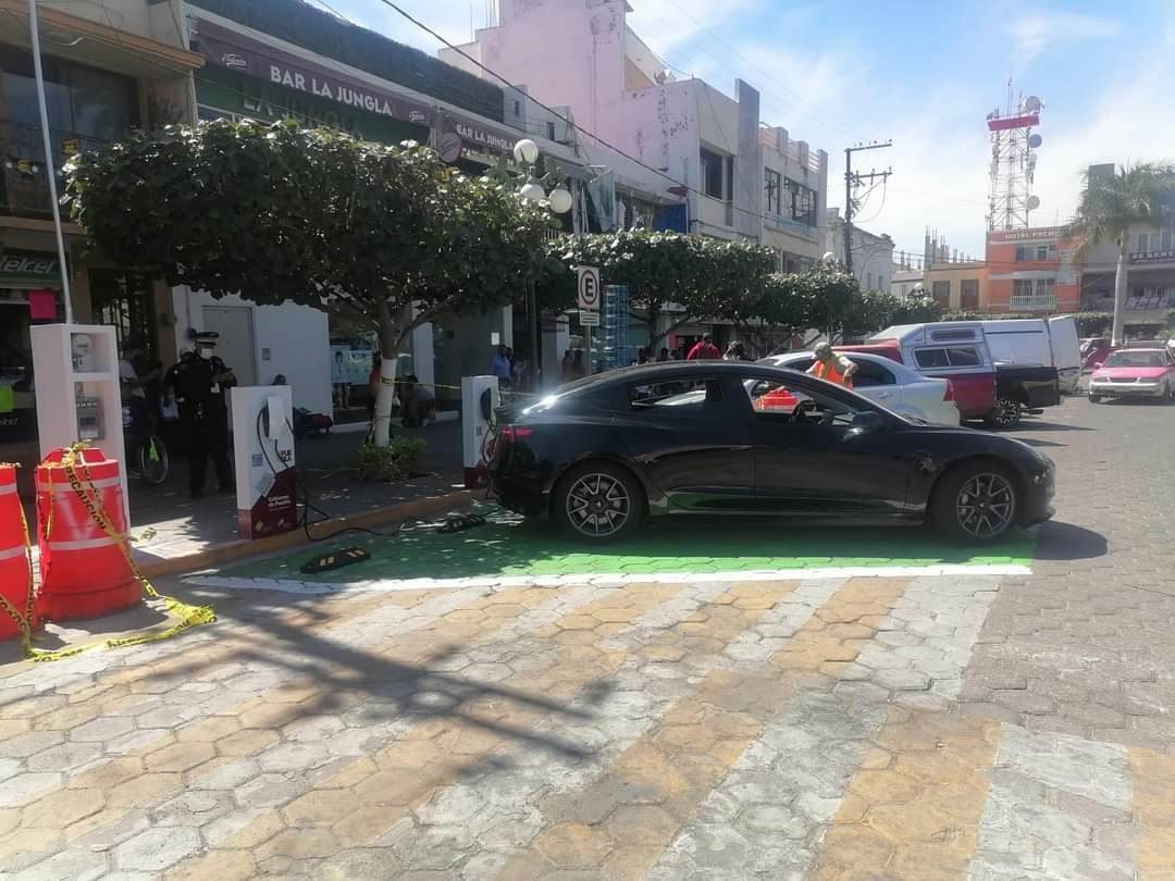 Vehículo Tesla inaugura cargadores eléctricos de Izúcar de Matamoros