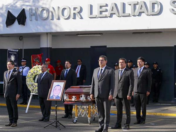 Céspedes encabeza homenaje a policía estatal que murió en cumplimiento de su deber