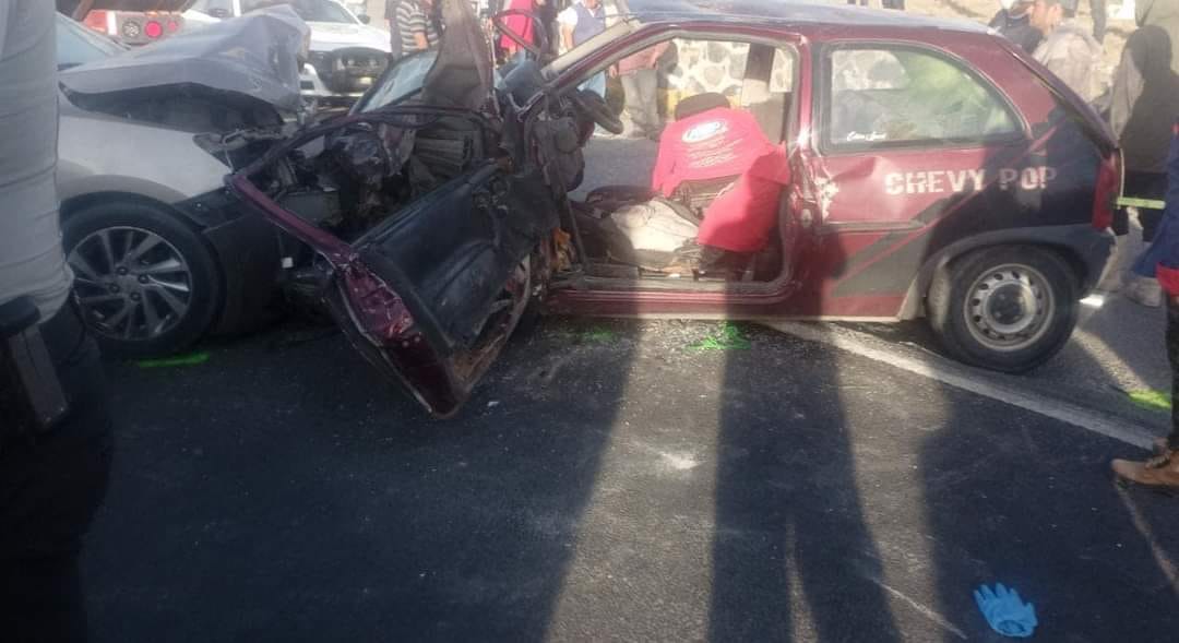 Chocan dos automóviles en la carretera El Seco–Zacatepec; hay un muerto y 5 heridos