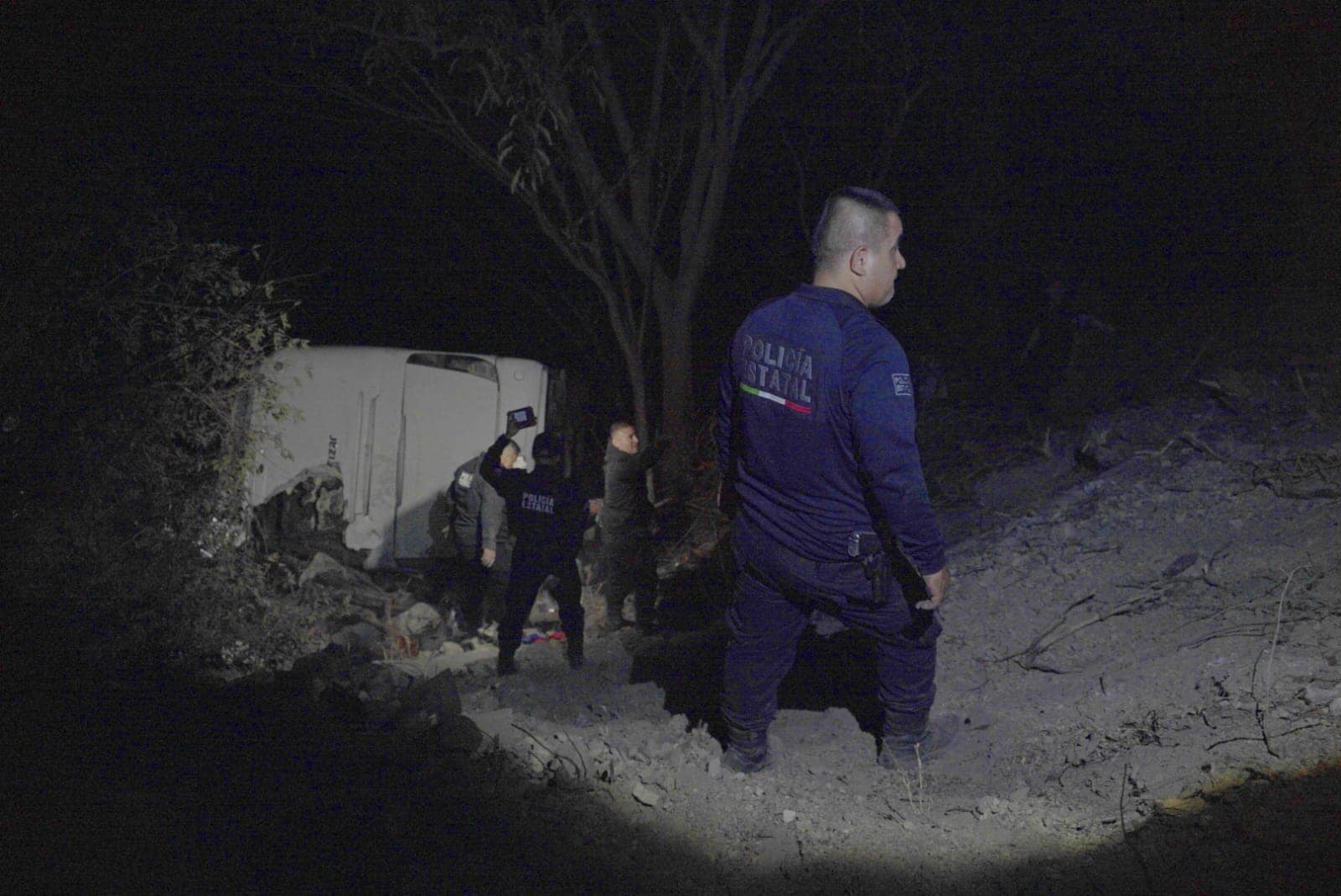 Autobús se vuelca y se va a barranco en Nayarit; hay 18 muertos