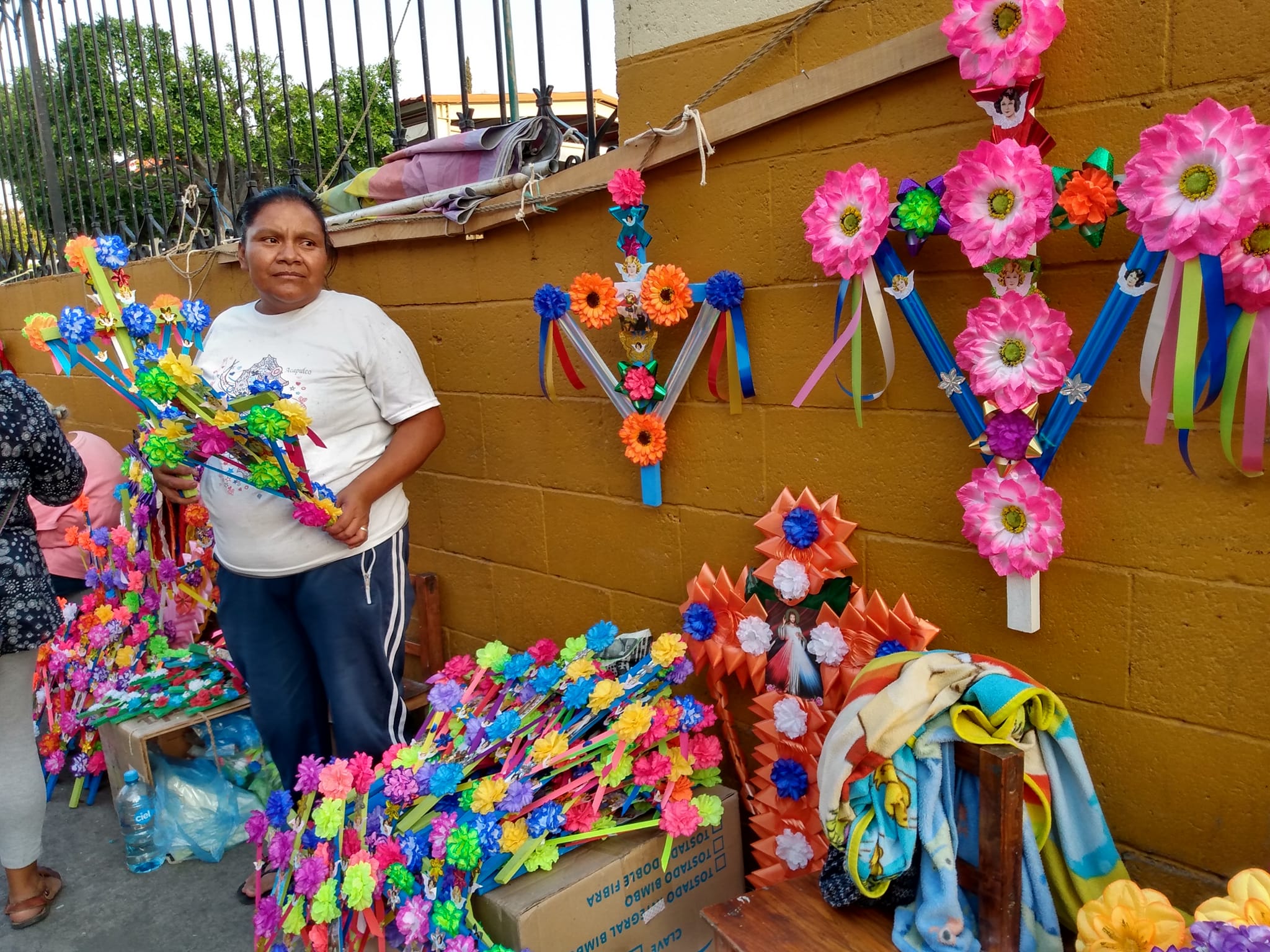 En Izúcar hoy se comercializan las tradicionales cruces este 3 de mayo   