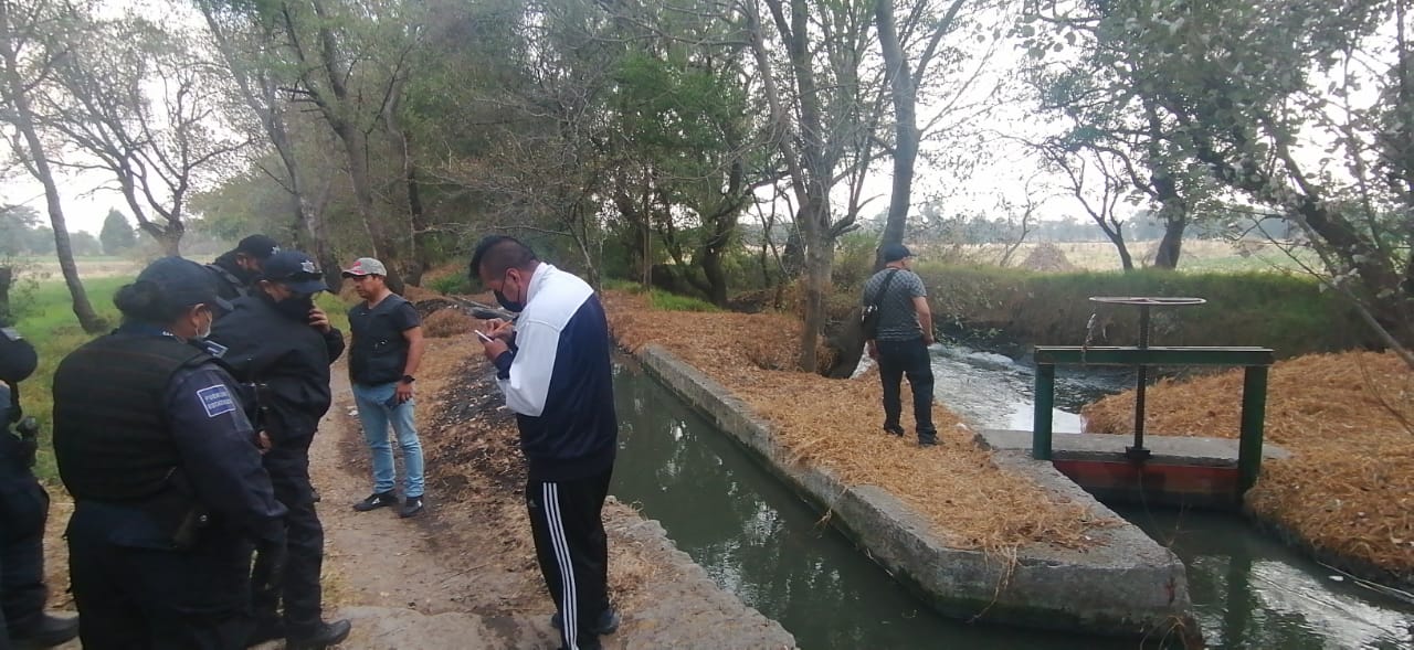 Hallan cadáver atado de los pies en presa de Zacatelco