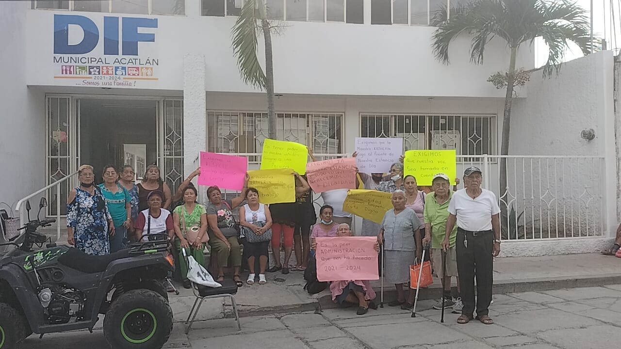 Abuelitos se quejan de malos tratos en la estancia de día del DIF de Acatlán  